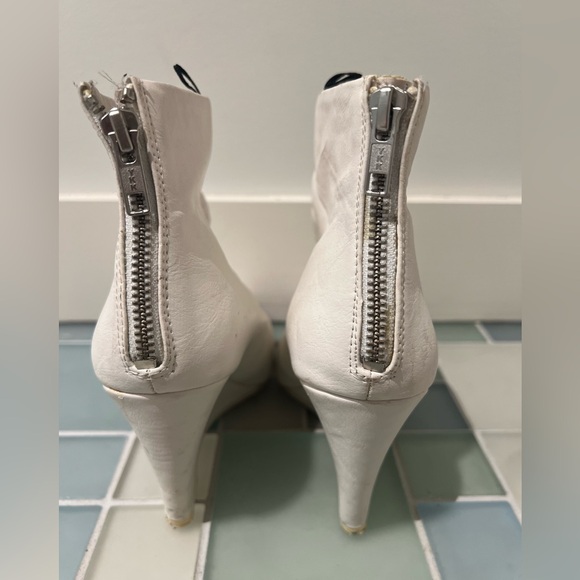 H&M white wedge 60s style gogo boots in white leather. - Picture 9 of 15